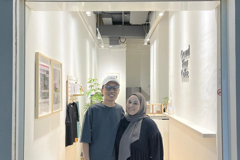 Encik Adhwa Hasif bersama isterinya, Cik Shida, berjaya menjalankan peralihan perniagaan dari rumah (HBB) mereka, Ground Floor Coffee, dari Pasir Ris ke kedai fizikal di East Village. 