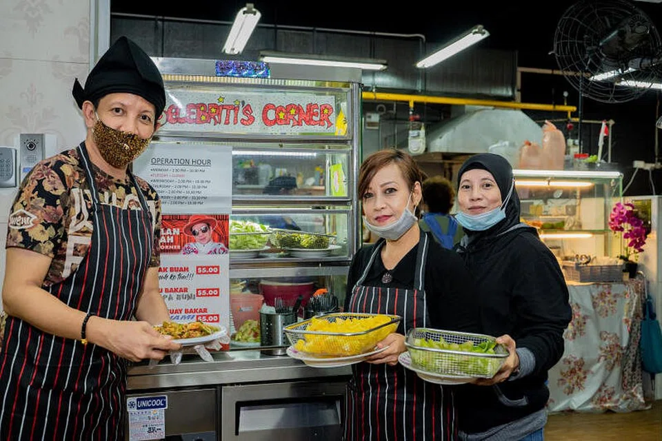 BISNES KELUARGA: Roslan Shah Ikiri) meniaga rojak, tahu bakar dan char kuay bakar dengan bantuan dua kakaknya, Cik Normah (tengah) dan Cik Salmah. - Foto NUR DIYANA TAHA