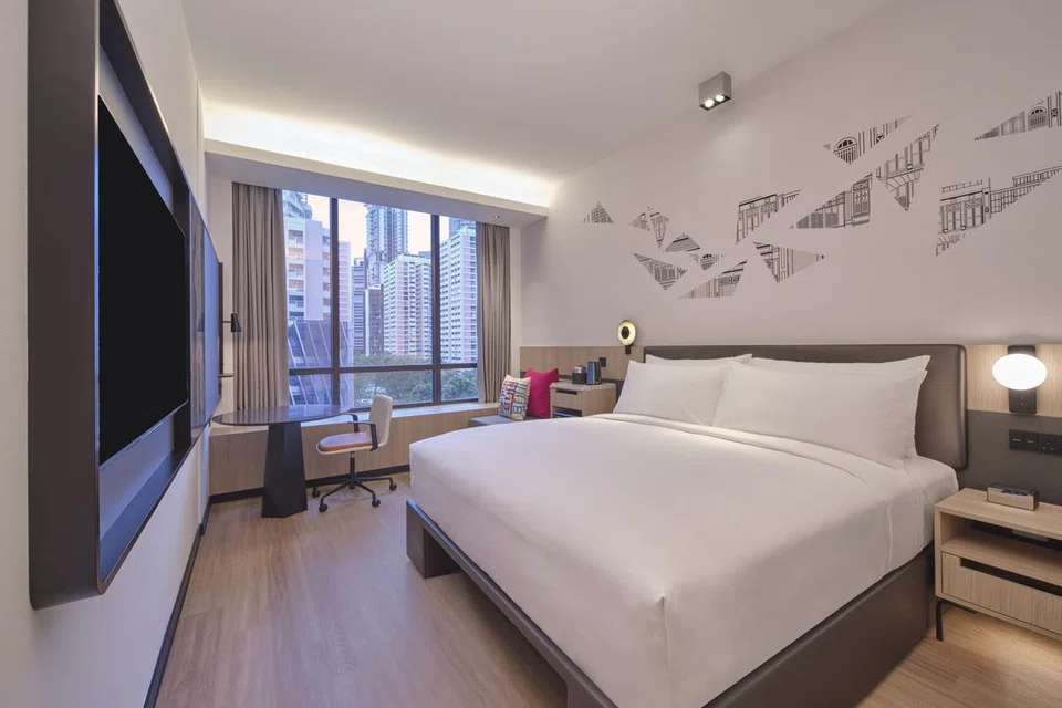 Aloft Singapore Novena, dengan 785 bilik, menawarkan pilihan katil pelbagai saiz iaitu katil raja, ratu atau kembar.
