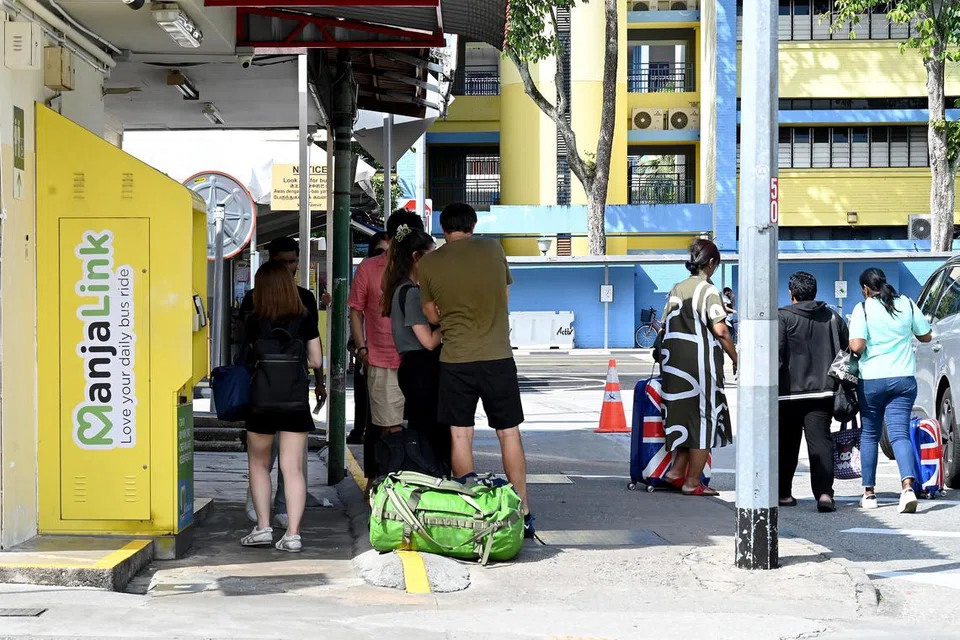 Sekumpulan penumpang sedang menunggu pengangkutan mereka di bas terminal di Ban San Street. Terminal Ban San Street itu juga digunakan sebagai tempat mencari penumpang oleh pemandu yang menawarkan khidmat pengangkutan tanpa lesen. 