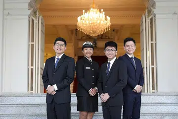 EMPAT PENERIMA BIASISWA PRESIDEN: (Dari kiri) Encik Muhammad Dhafer Muhammad Faishal; Cik Allison Tan Sue Min; Encik John Chua Je En; dan Encik Siow Mein Yeak, Yue; dalam acara penyampaian Biasiswa Presiden di Istana semalam. - Foto BH oleh ONG WEE JIN