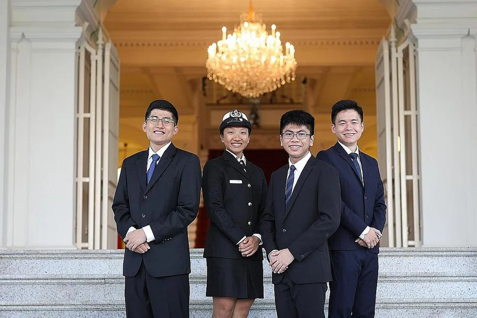 EMPAT PENERIMA BIASISWA PRESIDEN: (Dari kiri) Encik Muhammad Dhafer Muhammad Faishal; Cik Allison Tan Sue Min; Encik John Chua Je En; dan Encik Siow Mein Yeak, Yue; dalam acara penyampaian Biasiswa Presiden di Istana semalam. - Foto BH oleh ONG WEE JIN