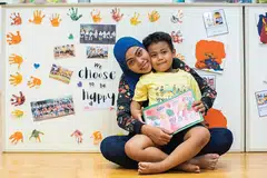 PANCARAN HARAPAN: Nursyahran bersama ibunya, Siti Muliana. Animasi Nursyahran bertajuk Candy Landyang akan dipancar pada The Fullerton Hotel memaparkan harapannya menjadi pegawai polis bagi memastikan keselamatan Singapura. - Foto PENGUASA PEMBANGUNAN SEMULA BANDAR (URA)