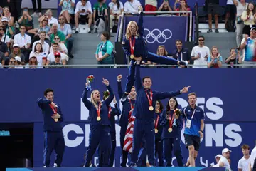 Selepas dua tahun, atlet pasukan luncur ais Amerika Syarikat terima pingat emas dalam acara penyampaian pingat di Champions Park, Paris, pada 7 Ogos, dengan Jepun di tempat kedua. Pasukan Russia yang asalnya raih emas diturunkan ke tempat ketiga selepas seorang atlet pasukan itu didapati salah melanggar peraturan salah guna dadah.