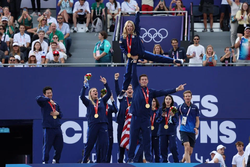 Selepas dua tahun, atlet pasukan luncur ais Amerika Syarikat terima pingat emas dalam acara penyampaian pingat di Champions Park, Paris, pada 7 Ogos, dengan Jepun di tempat kedua. Pasukan Russia yang asalnya raih emas diturunkan ke tempat ketiga selepas seorang atlet pasukan itu didapati salah melanggar peraturan salah guna dadah.