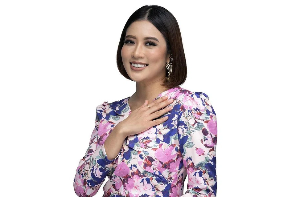 SIBUK DI DAPUR: Bakat baru Rae Saleha biasanya akan membantu ibunya bahkan diamanahkan menganyam ketupat, mengisi beras dalam kelongsong serta merebusnya. - Foto-foto SURIA
