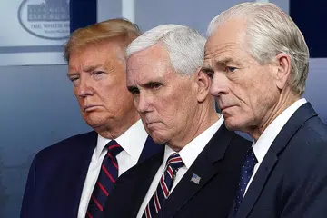 KENYATAAN BERCANGGAH?: Encik Peter Navarro (kanan) semasa bersama Encik Donald Trump (kiri) dan Naib Presiden, Encik Mike Pence dalam sidang akhbar baru-baru ini. - Foto AFP.