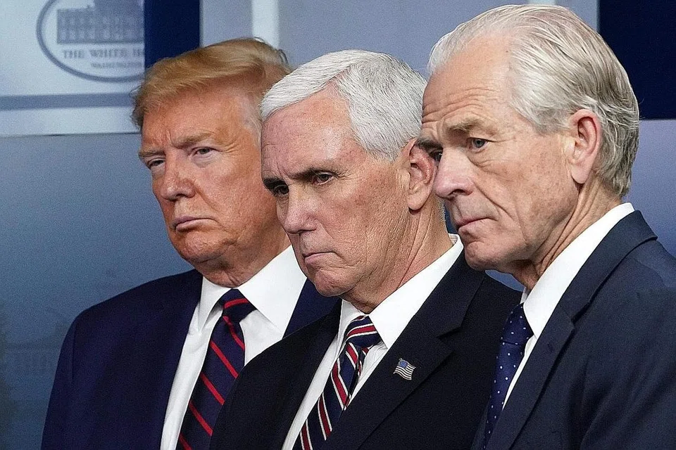 KENYATAAN BERCANGGAH?: Encik Peter Navarro (kanan) semasa bersama Encik Donald Trump (kiri) dan Naib Presiden, Encik Mike Pence dalam sidang akhbar baru-baru ini. - Foto AFP.