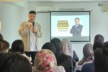 BANTU PENIAGA: Presiden Dewan Perniagaan dan Perusahaan Melayu Singapura (DPPMS), Encik Abu Bakar Mohd Nor, mengumumkan keahlian baru bagi tingkatkan pengalaman keahlian DPPMS
