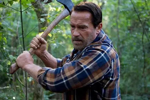 SELESA MEMEGANG WATAK: Arnold Schwarzenegger berlakon sebagai bapa yang anak perempuannya dijangkiti virus pelik dalam filem 'Maggie'. - Foto CATHAY