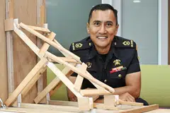 Pegawai Waran 2 (WO2) Mohammad Zaki As’at menerima anugerah Jurulatih Terbaik Home Team (Penghargaan Istimewa) dalam majlis Anugerah Kecemerlangan Latihan Home Team yang diadakan di Akademi Home Team (HTA) pada 19 September.