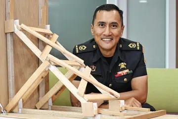 Pegawai Waran 2 (WO2) Mohammad Zaki As’at menerima anugerah Jurulatih Terbaik Home Team (Penghargaan Istimewa) dalam majlis Anugerah Kecemerlangan Latihan Home Team yang diadakan di Akademi Home Team (HTA) pada 19 September.