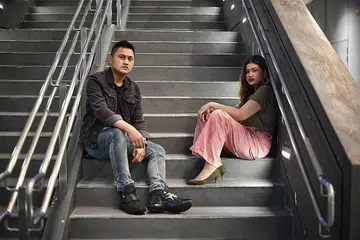 BERANI TEROKA ISU PENDERAAN:Zalelo (kanan) dan Yul Elias merasakan perlu tinjau isu penderaan fizikal dalam hubungan cinta yang toksik dalam lagu duet 'Percaya' kerana mereka rasakan masih ada yang terjerat dengan isu ini yang membinasakan diri. - Foto BH oleh ARIFFIN JAMAR