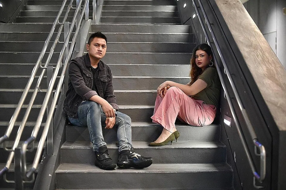 BERANI TEROKA ISU PENDERAAN:Zalelo (kanan) dan Yul Elias merasakan perlu tinjau isu penderaan fizikal dalam hubungan cinta yang toksik dalam lagu duet 'Percaya' kerana mereka rasakan masih ada yang terjerat dengan isu ini yang membinasakan diri. - Foto BH oleh ARIFFIN JAMAR