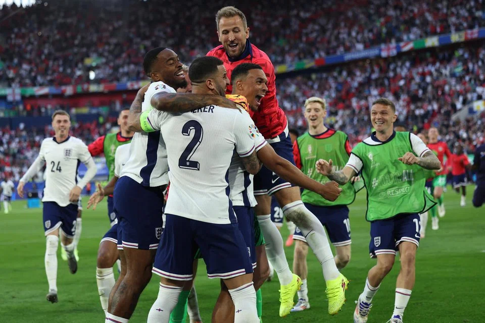 Pemain England meraikan kejayaan mereka selepas memenangi sepakan penalti penentuan untuk mengalahkan Switzerland dalam suku akhir Euro 2024 di Dusseldorf, Jerman, pada 6 Julai. 