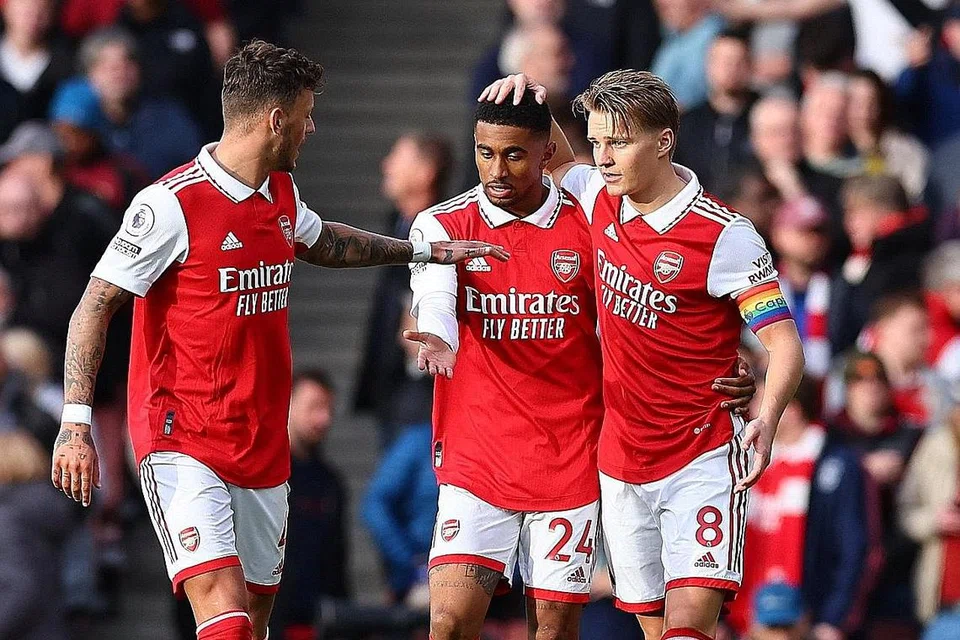 WIRA ARSENAL: Reiss Nelson (tengah) meraikan gol keduanya bersama kapten pasukan, Martin Odegaard (kanan), dan pemain pertahanan, Ben White. - Foto REUTERS