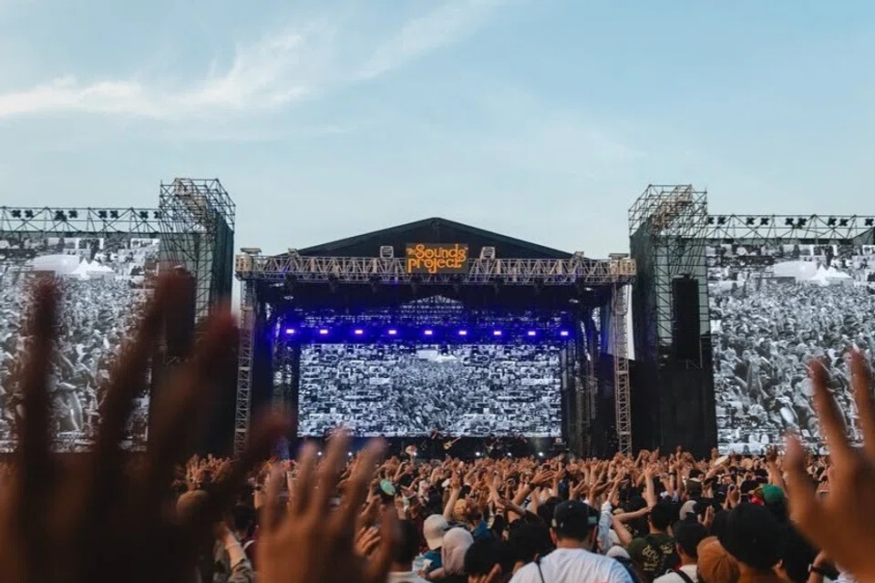 Suasana di festival muzik The Sounds Project yang berlangsung dari 7 hingga 9 Ogos 2026 di Ecovention & Ecopark Ancol, Jakarta Utara. Festival itu menjadi perhatian selepas satu rakaman video tular menunjukkan seorang pengunjung dicabar membaca Surah Ad-Duha sebagai syarat mendapatkan minuman beralkohol percuma di ruang pameran jenama Newport. Insiden itu mencetuskan kecaman pemimpin Jakarta dan Majlis Ulama Indonesia (MUI), selain membawa kepada siasatan polis berhubung dakwaan menghina  agama.