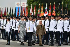 TINJAU PERBARISAN: Presiden Halimah Yacob meninjau kontinjen Kawalan Kehormatan pada Perbarisan Hari SAF yang diadakan di Institut Tentera SAFTI (SAFTI MI).