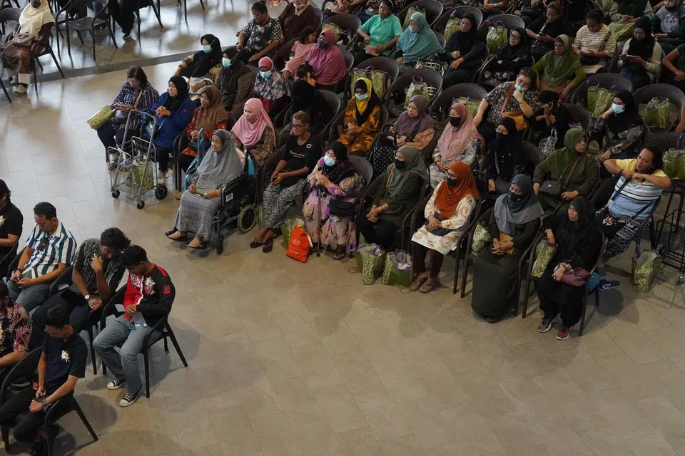 Benefisiari yang mendapat bantuan di acara agihan
zakat pada 2023 di Persada Budaya, Wisma Geylang Serai (WGS).
