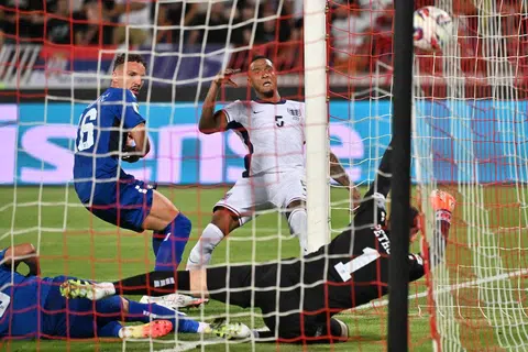 Pemain pertahanan England, Ezri Konsa (dua dari kanan) menjaringkan gol antarabangsanya yang pertama ketika menentang Serbia. 