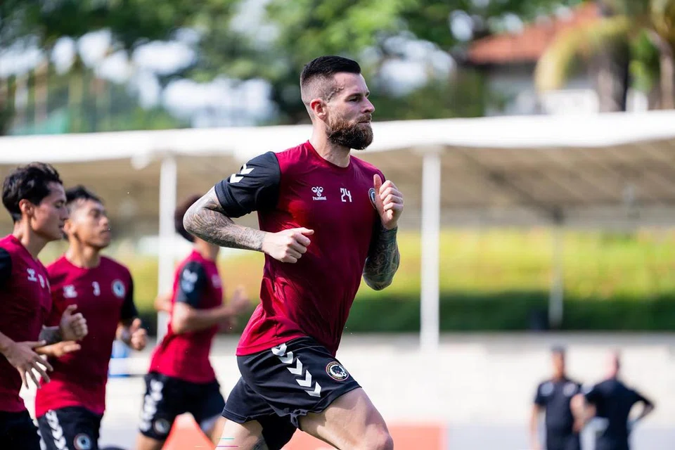 Pemain pertahanan baru Tanjong Pagar, Aaron Evans, telah dinamakan sebagai kapten pasukan. Beliau memainkan peranan penting untuk mencapai sasaran ketua jurulatihnya, Noh Alam Shah, iaitu untuk mengurangkan jumlah gol yang dibolosi pasukannya. 