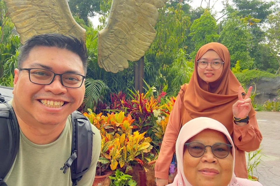 Cik Siti Azizah Mastama (kanan, depan) bersama anak bongsu dan penjaga utamanya, Cik Siti Karimah Jumat (kanan, belakang) serta menantunya,  Encik Sulaiman Abdul Rahman semasa lawatan ke Bird Paradise anjuran KDF pada 2023. 