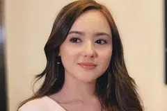 HANNAH DELISHA: Berpegang pada pendapat bahawa dalam kesibukan membina kerjaya di Malaysia, beliau perlu belajar menjadi dewasa dengan segera dan tidak boleh berperangai seperti budak-budak lagi. Seperti katanya: "Kerja sebagai anak seni tidak semudah mana yang orang lihat di televisyen. Banyak pengorbanan. Saya perlu jaga diri dan cepat menyesuaikan diri." - Foto INSTAGRAM HANNAH DELISHA