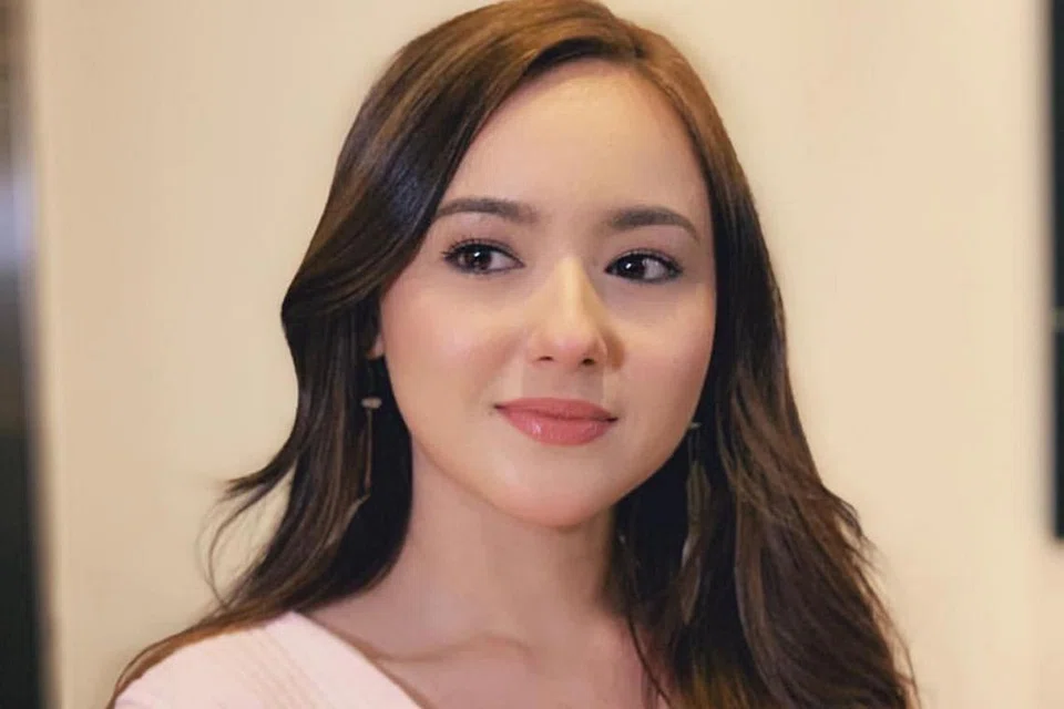 HANNAH DELISHA: Berpegang pada pendapat bahawa dalam kesibukan membina kerjaya di Malaysia, beliau perlu belajar menjadi dewasa dengan segera dan tidak boleh berperangai seperti budak-budak lagi. Seperti katanya: "Kerja sebagai anak seni tidak semudah mana yang orang lihat di televisyen. Banyak pengorbanan. Saya perlu jaga diri dan cepat menyesuaikan diri." - Foto INSTAGRAM HANNAH DELISHA