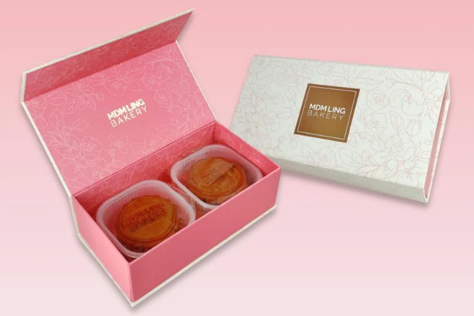 SESUAI SEBAGAI HADIAH: Kuih bulan Teratai Putih Tradisional dengan Biji Tembikai dan Teratai Putih Tradisional dengan Biji Tembikai dengan kuning telur asin. 