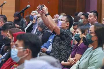 BERJAGA-JAGA: Sebahagian hadirin memakai pelitup muka semasa menghadiri sesi Town Hall Dasar Francais Negara (DFN) 2030 pada 13 Disember berikutan kes COVID-19 dalam negara yang meningkat.