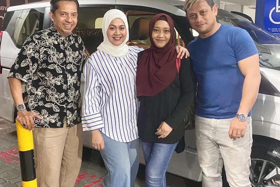 (dari kanan) Encik Raja Razie dan isterinya, Cik Nursyah Amran telah selamat tiba di Singapura dengan pertolongan Cik Tisha Salim dan suaminya, Encik Shah.