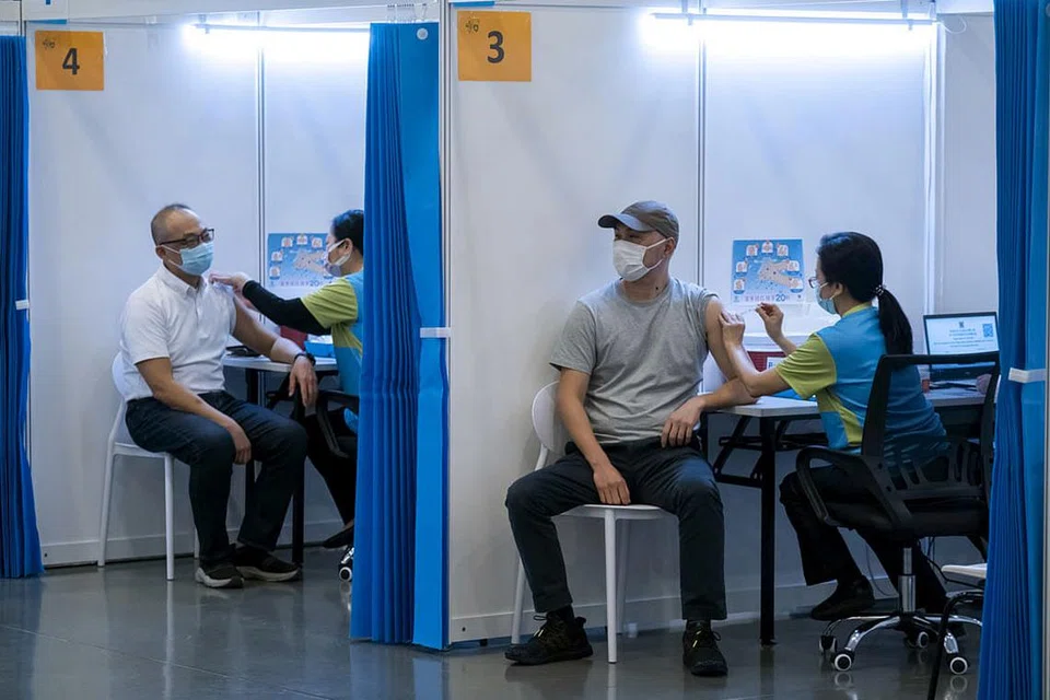 KURANG SAMBUTAN: Sejauh ini hanya 19 peratus daripada penduduk Hong Kong telah menerima satu dos daripada antara kedua-dua vaksin yang ditawarkan sementara 14 peratus sudah mendapatkan dua dos. - Foto REUTERS