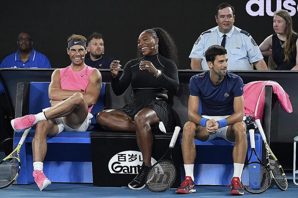 BERJENAKA SAMBIL BERAMAL: Serena Williams (tengah) bergurau dengan Rafael Nadal (kiri) dan Novak Djokovic (kanan) dalam pertandingan amal yang bertujuan membantu mangsa kebakaran belukar Australia. - Foto AFP