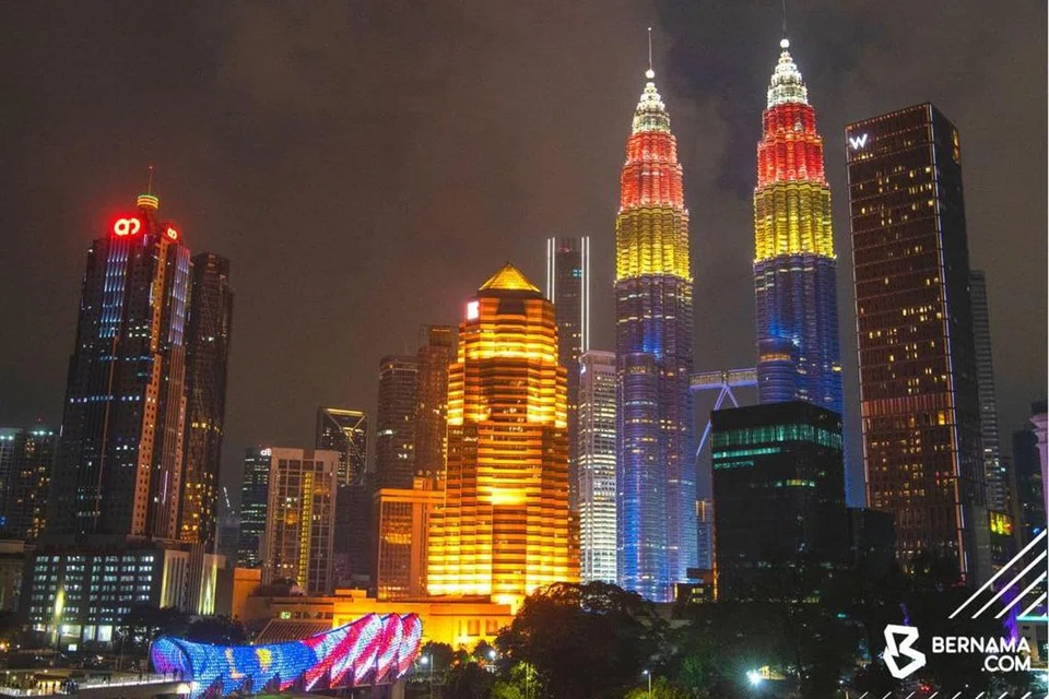 MERCU JAYA: Pakar ekonomi berharap kerajaan dapat menjayakan agenda yang direncana untuk merancakkan ekonomi Malaysia dan memperkasa rakyat pada 2024. 