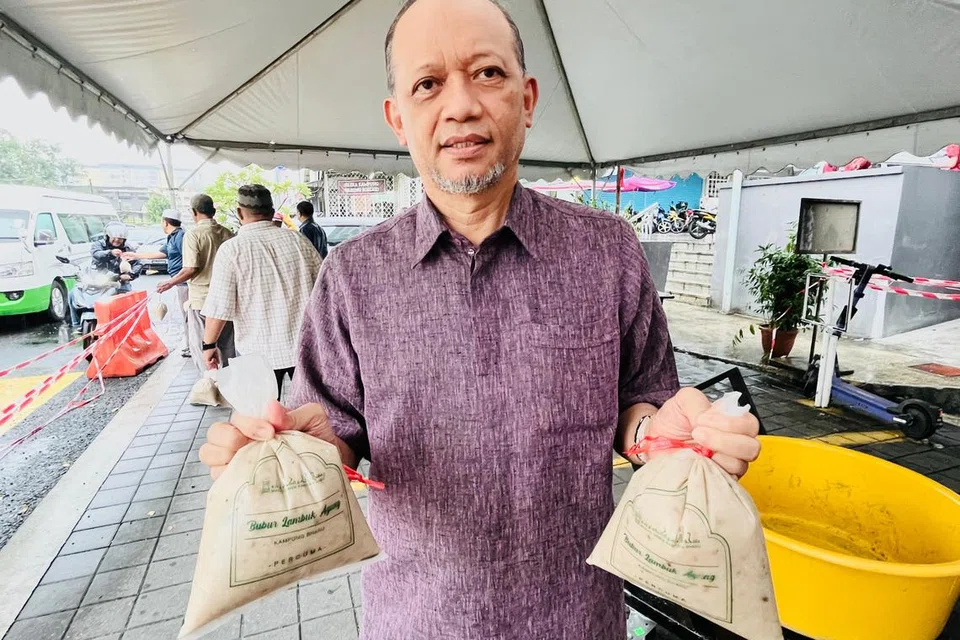 Pengerusi Masjid Jamek Kampung Baru, Kuala Lumpur, Datuk Mohd Khay Ibrahim, menunjukkan bubur lambuk tradisi yang menjadi rebutan orang ramai setiap hari sepanjang Ramadan.