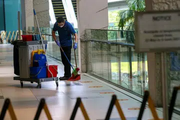 USAHA TINGKAT PEKERJA BERGAJI RENDAH: Kebanyakan pekerja bergaji rendah berada dalam sektor berkaitan domestik seperti pembersihan. - Foto fail 