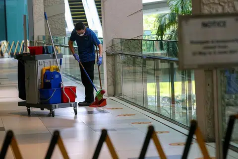 USAHA TINGKAT PEKERJA BERGAJI RENDAH: Kebanyakan pekerja bergaji rendah berada dalam sektor berkaitan domestik seperti pembersihan. - Foto fail 