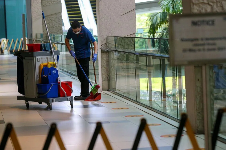 USAHA TINGKAT PEKERJA BERGAJI RENDAH: Kebanyakan pekerja bergaji rendah berada dalam sektor berkaitan domestik seperti pembersihan. - Foto fail 