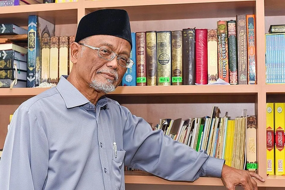 USIA BUKAN HALANGAN: Meskipun sudah dimamah usia, semangat dan keazaman Ustaz Pasuni Maulan mahu terus membangunkan masyarakat terus mekar. - Foto BM oleh MUHAIMIN SUZAINI
