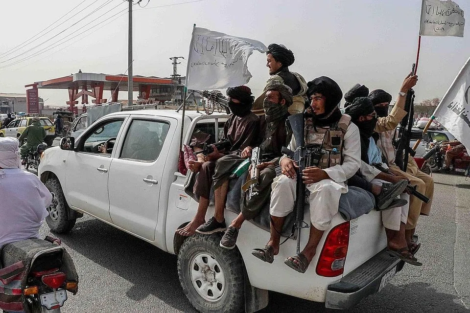RONDAAN KESELAMATAN: Pejuang Taleban membuat rondaan di Kandahar, Afghanistan, kelmarin, selepas pengasas bersama Taleban, Encik Abdul Ghani Baradar, mengisytiharkan kemenangan pada 16 Ogos lalu, dan menamatkan peperangan dua dekad di Afghanistan, sehari selepas pemberontak bersenjata memasuki Kabul bagi menawan pemerintahan negara itu. - Foto EPA-EFE