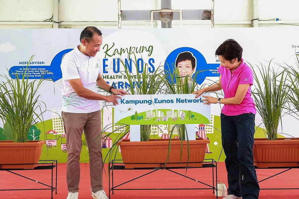 GALAK WARGA EMAS AKTIF: Menteri Kemampanan dan Sekitaran, Cik Grace Fu, dan Mayor CDC South East Encik Mohd Fahmi Aliman melancar inisiatif 'Kampung Eunos Network' pada Ahad. - Foto Pejabat Kawasan Undi Geylang Serai