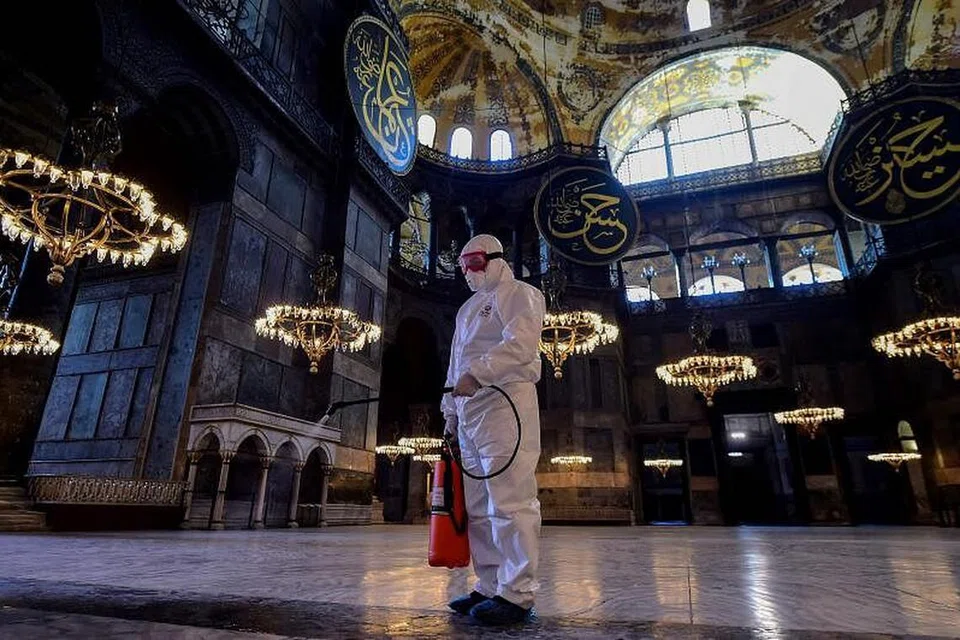 KORONAVIRUS DI TURKEY: Seorang pekerja memakai pakaian perlindungan menyahjangkit Hagia Sophia bagi mengelak penyebaran Covid-19 di Istanbul. Turkey kini mempunyai 18 kes koronavirus setelah negara itu melaporkan kes pertamanya minggu lalu. 