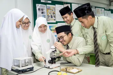 BELAJAR IKUT TEMA: Encik Herman Cher Main berkata perubahan kepada kurikulum ukhrawi di Madrasah Al-Arabiah yang kini memerlukan pelajar belajar mengikut tema telah menerima maklum balas positif dari pelajar kerana ia kini mudah difahami dan dikaitkan dengan kehidupan sebenar. - Foto BM oleh NUR DIYANA TAHA