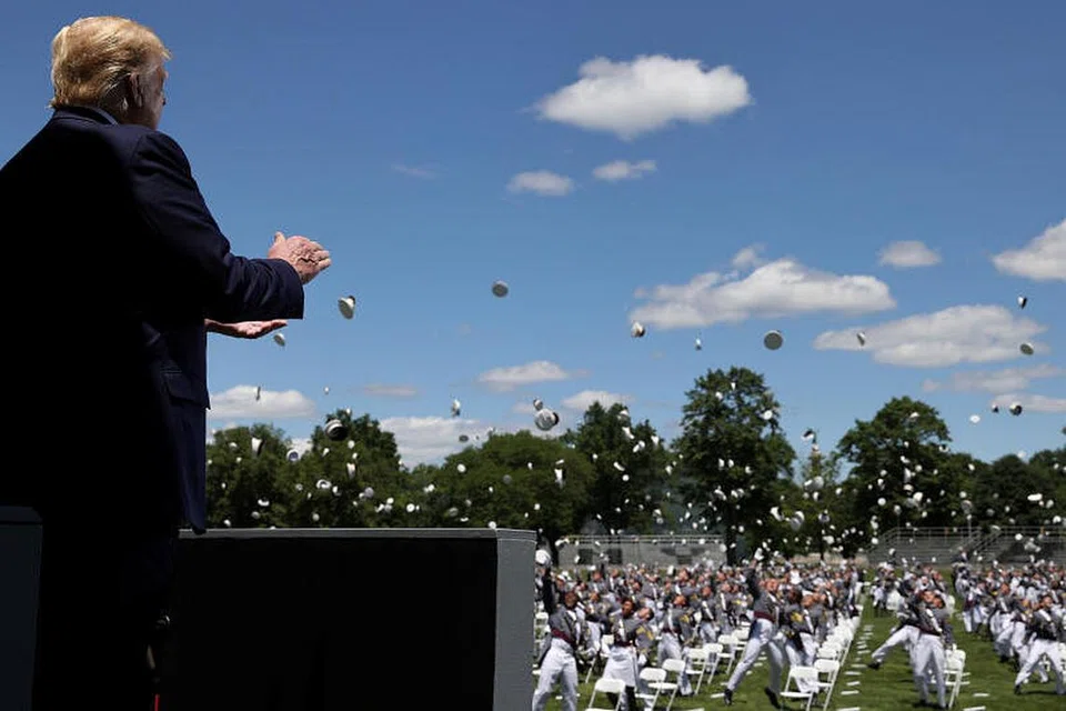 KESIHATAN PRESIDEN AMERIKA JADI SOROTAN RAMAI: Presiden Amerika Syarikat, Encik Donald Trump bertepuk tangan ketika kadet sekolah tentera lulus pengajian di Akademi Tentera West Point, yang dilihat melambung topi mereka ke udara selepas upacara tamat pengajian kelmarin, di West Point, New York.