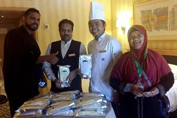 DAPAT LUAS DENGAN PANTAS: Ayoobi Foods telah mengedarkan pes makanan segera ke hotel-hotel seperti Hotel Hilton di Makkah (wakil hotel dalam gambar atas) dan Oberoi Madinah. - Foto AYOOBI FOODS