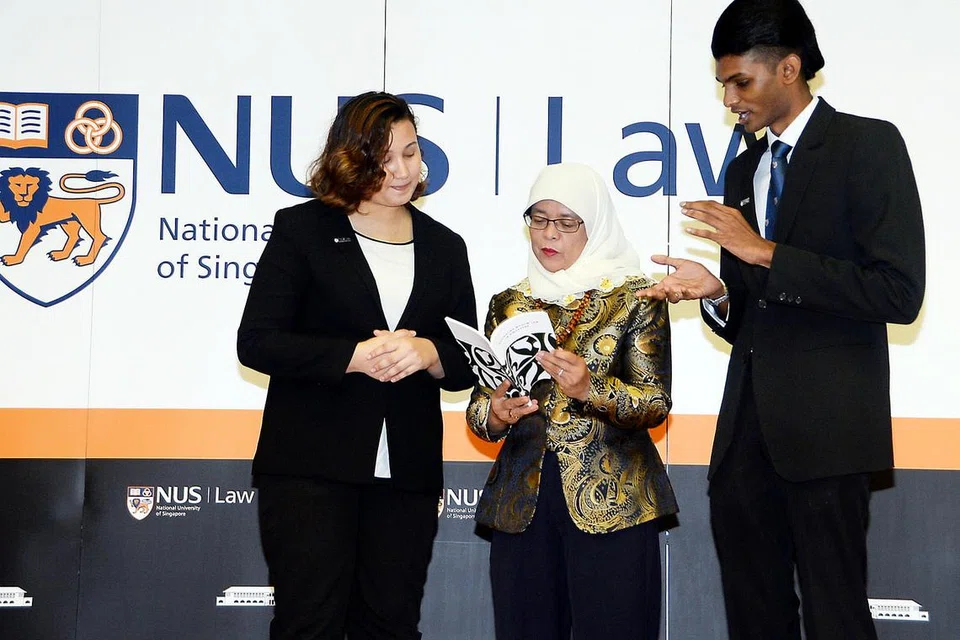 PANDUAN UNTUK SEMUA: Speaker Parlimen, Cik Halimah Yacob (tengah), merasmikan pelancaran buku panduan amalan syariah di Singapura berjudul Navigating Muslim Law in Singapore. Buku itu adalah hasil usaha 16 mahasiswa undang-undang Universiti Nasional Singapura yang turut menganjurkan Forum Hukum Syariah. Bersama Cik Halimah ialah dua penulis buku dan penganjur forum, Cik Sheiffa Safi Shirbeeni (kiri) dan Encik Prabu Devaraj. - Foto JOHARI RAHMAT