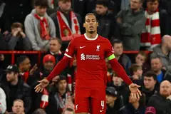 Kapten dan pemain pertahanan Liverpool, Virgil van Dijk, kelihatan kecewa selepas kekalahan 3-0 mereka ke atas Atalanta semasa perlawanan pertama suku akhir Liga Europa pada 12 April.