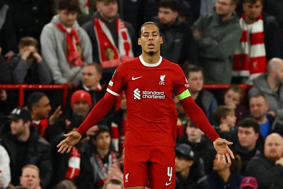 Kapten dan pemain pertahanan Liverpool, Virgil van Dijk, kelihatan kecewa selepas kekalahan 3-0 mereka ke atas Atalanta semasa perlawanan pertama suku akhir Liga Europa pada 12 April.