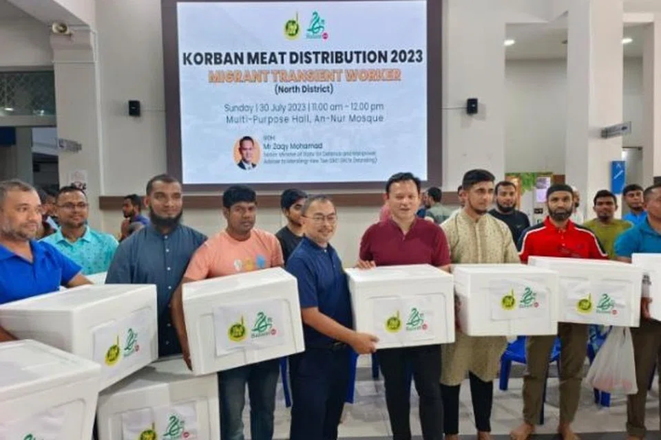 SalamSG Korban telah mengagihkan daging korban kepada pekerja migran di kawasan utara bersama Menteri Negara Kanan (Pertahanan merangkap Tenaga Manusia), Encik Zaqy Mohamad, pada 30 Julai 2023. 