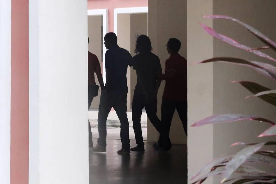 SUSPEK DITANGKAP: Suspek dilihat di Blok 146 Mei Ling Street pada 12 Oktober 2018 dengan tangannya digari.